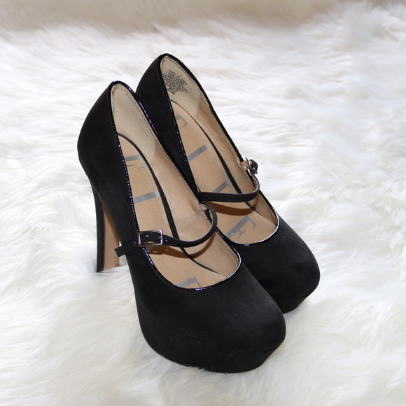 Used black Elle faux suede pump with straps. - Picture 7 of 7